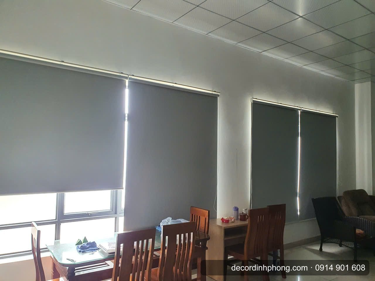 Rèm cuốn cho phòng họp và bàn làm việc sát cửa kính