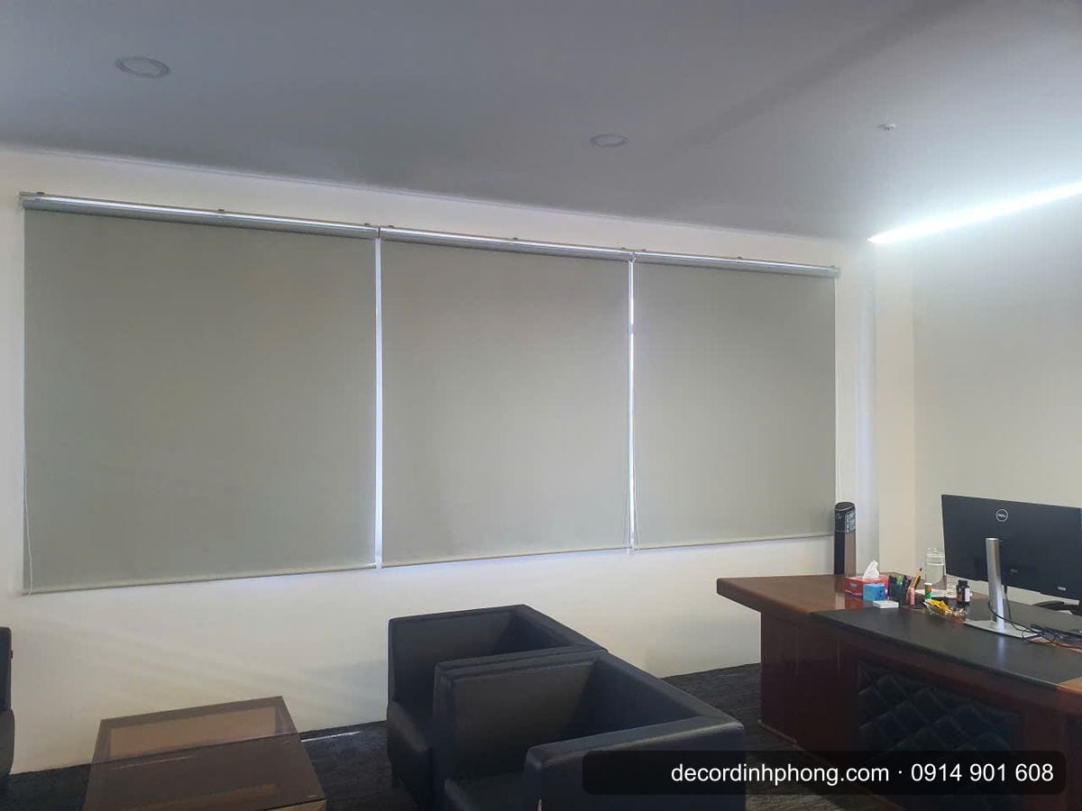 Phòng làm việc với rèm cuốn sạch sau khi vệ sinh