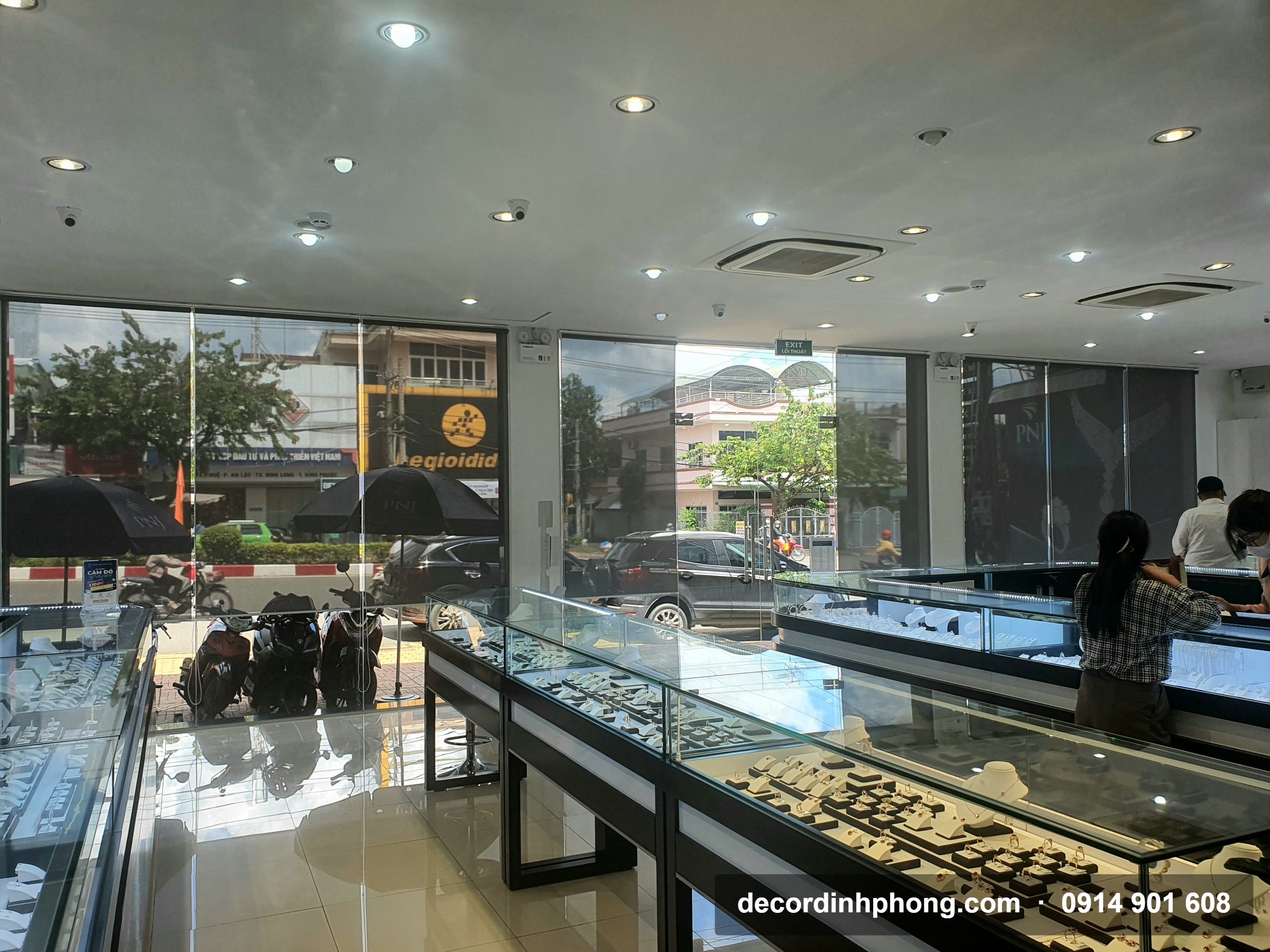 Rèm cuốn bảo vệ tủ trưng bày trang sức trong showroom tại Đồng Nai