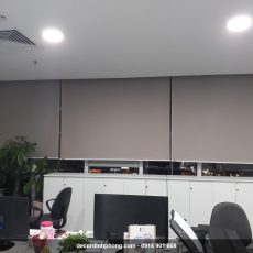 Rèm cuốn nâu cản sáng cho khu vực làm việc mở