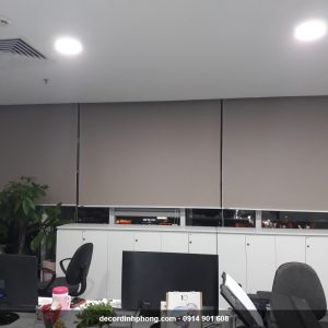 Rèm cuốn nâu cản sáng cho khu vực làm việc mở