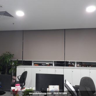 Rèm cuốn nâu cản sáng cho khu vực làm việc mở