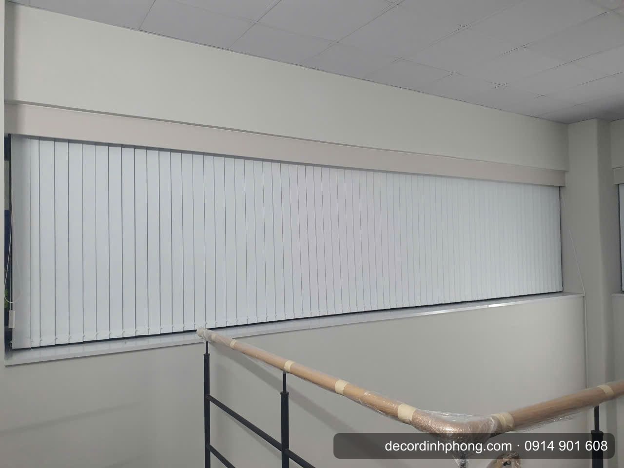 Rèm lá dọc cho ô cửa sổ cao khu văn phòng