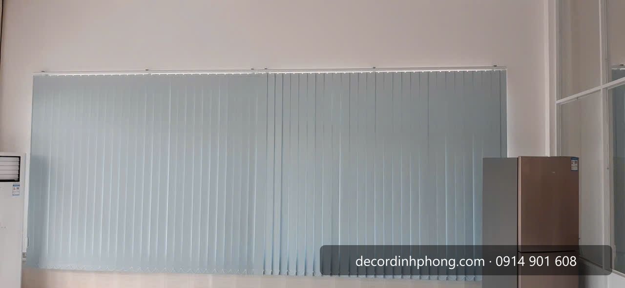 Rèm lá dọc khổ lớn che cửa sổ văn phòng