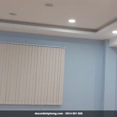 Rèm lá dọc màu kem cho văn phòng tường xanh