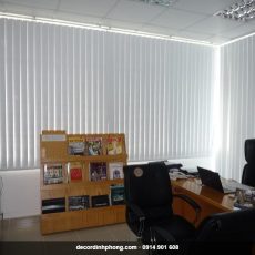 Rèm lá dọc trắng cho phòng làm việc, góc tiếp khách
