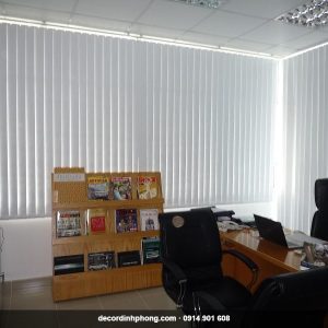 Rèm lá dọc trắng cho phòng làm việc, góc tiếp khách