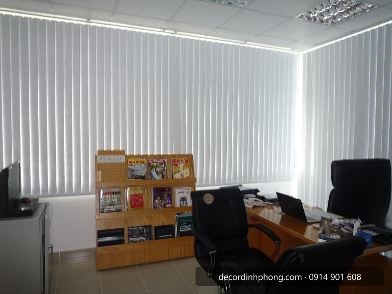 Rèm lá dọc lắp cho phòng làm việc của công ty
