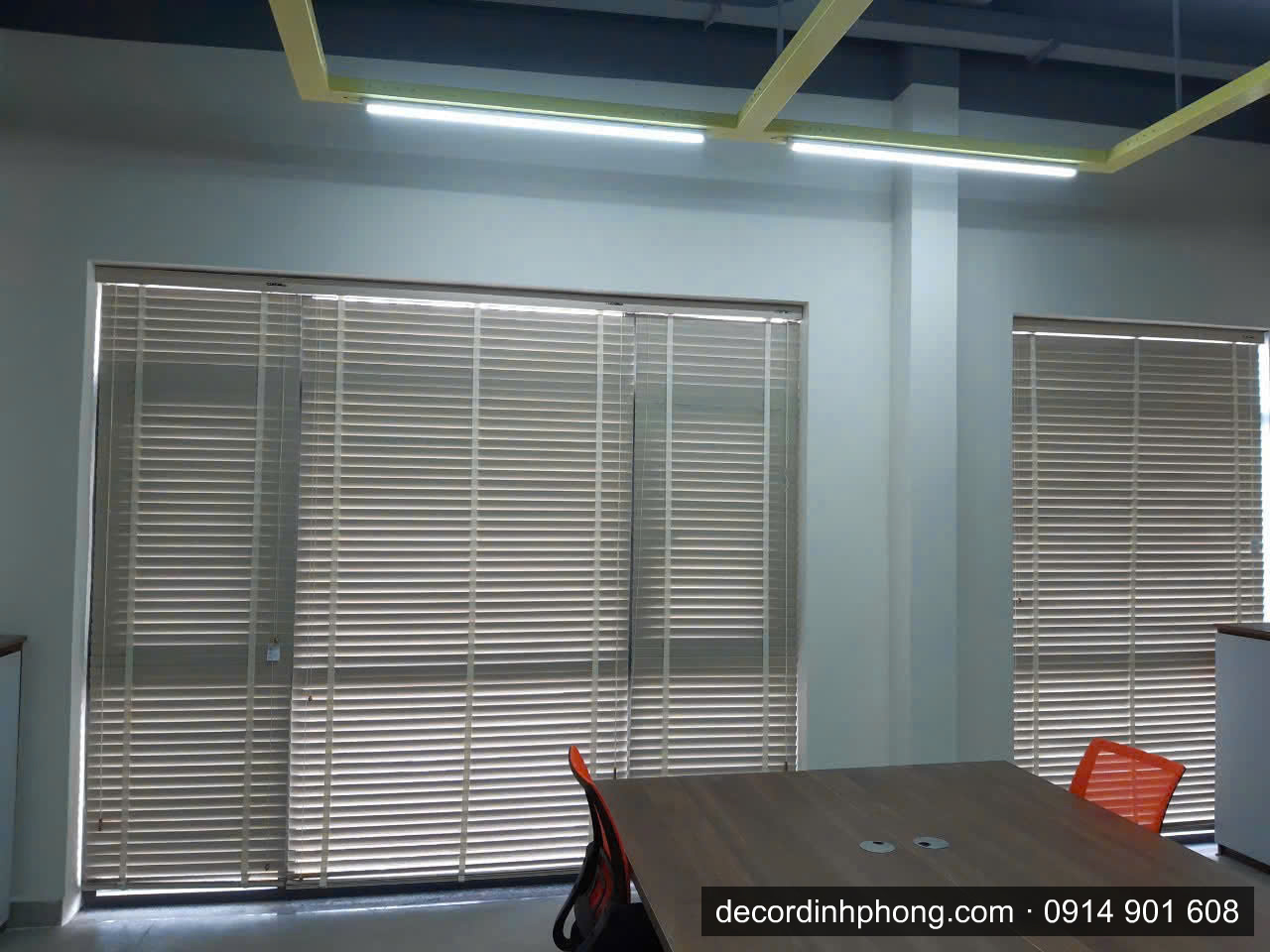 Rèm sáo gỗ lắp cho phòng họp văn phòng, trần công nghiệp
