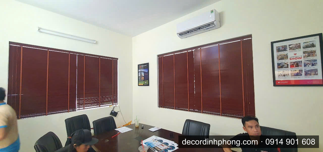 Rèm sáo gỗ màu nâu đỏ cho phòng họp có nh�n viên làm việc