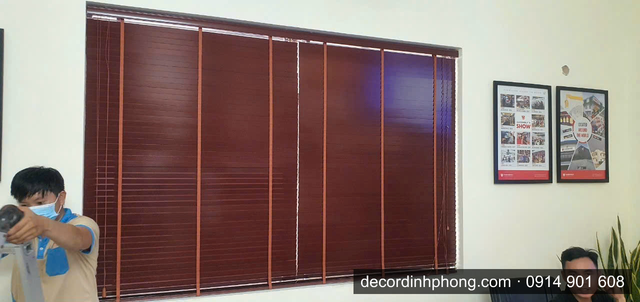 Thợ Đỉnh Phong thi công lắp đặt rèm sáo gỗ tại văn phòng