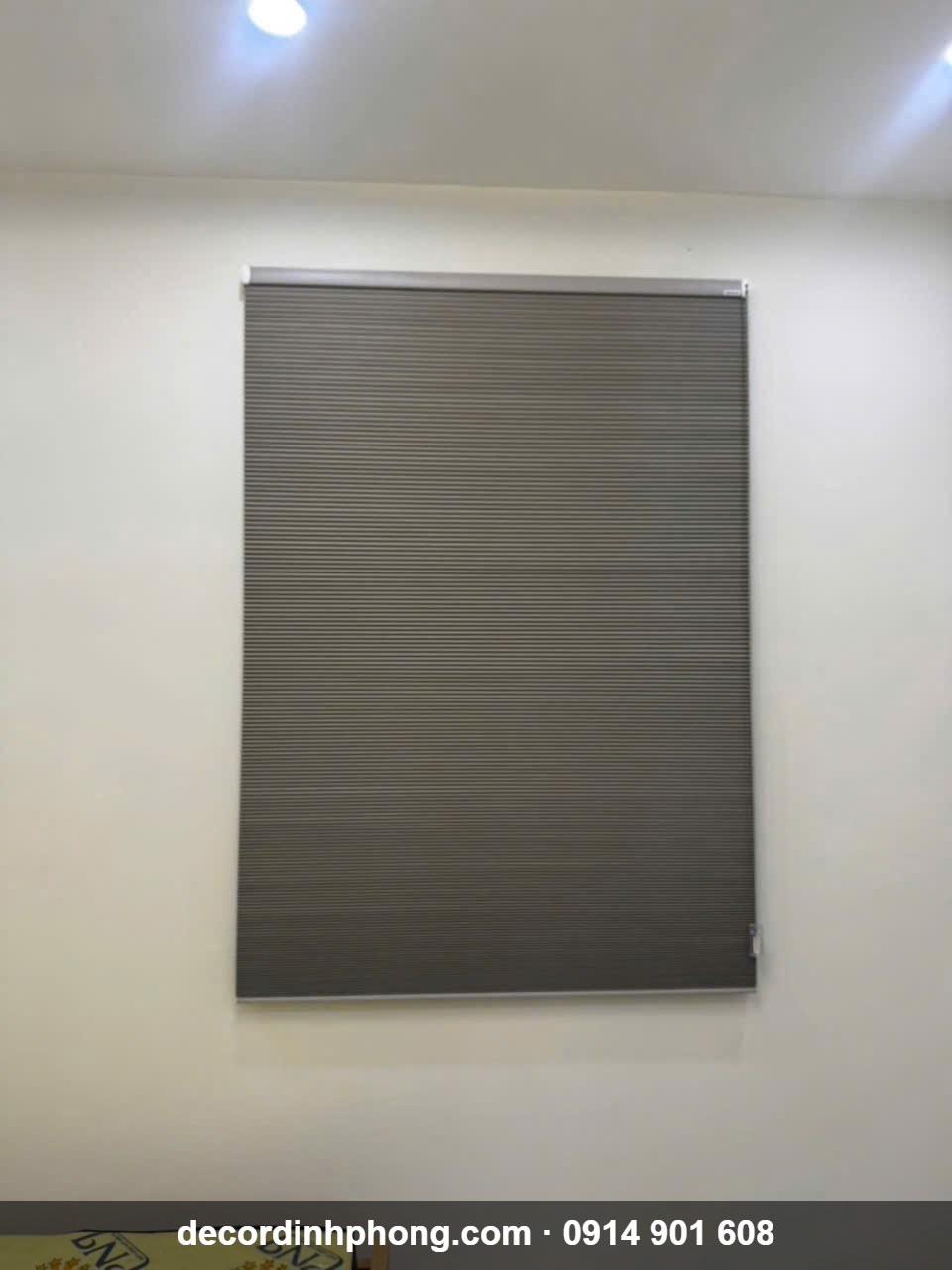 Rèm tổ ong màu xám cho cửa sổ phòng làm việc tại Long Khánh