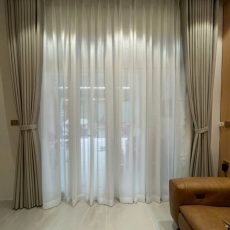 Rèm vải sóng phối voan cho không gian sofa da hiện đại