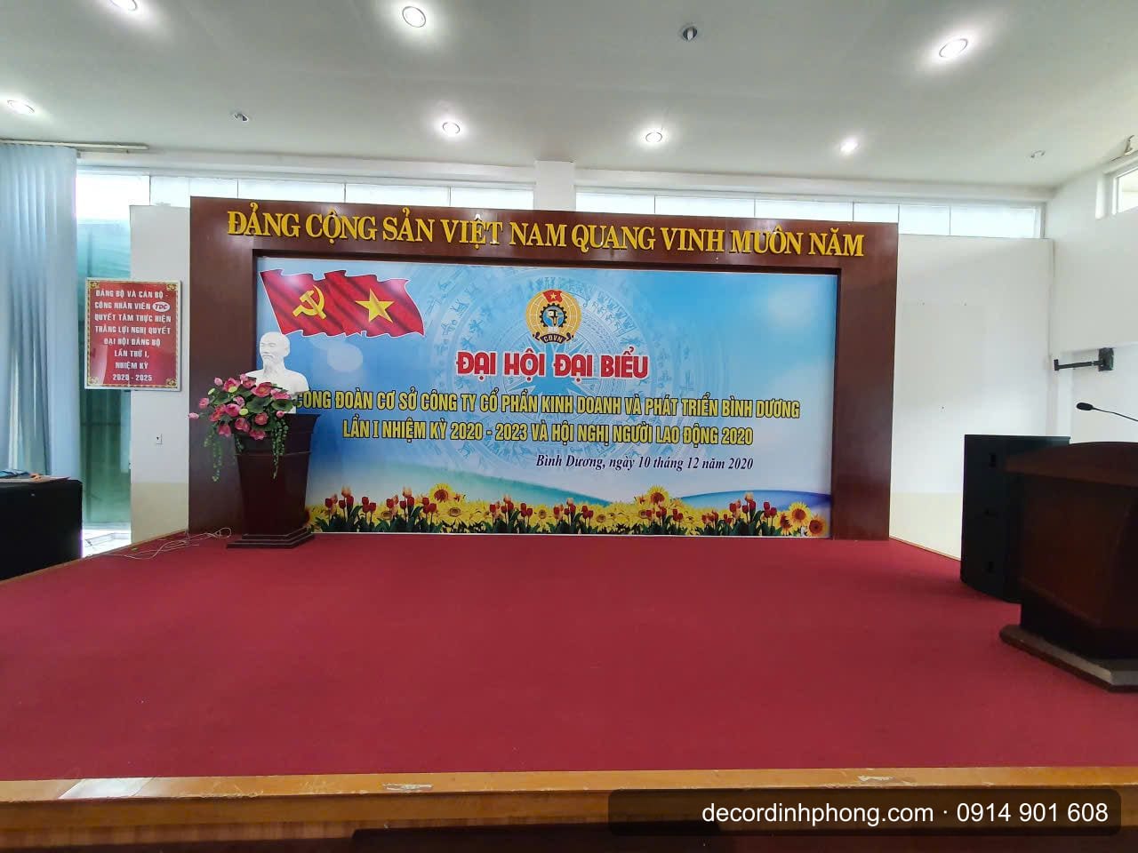 Thảm cuốn đỏ trải sân khấu và lối đi hội trường