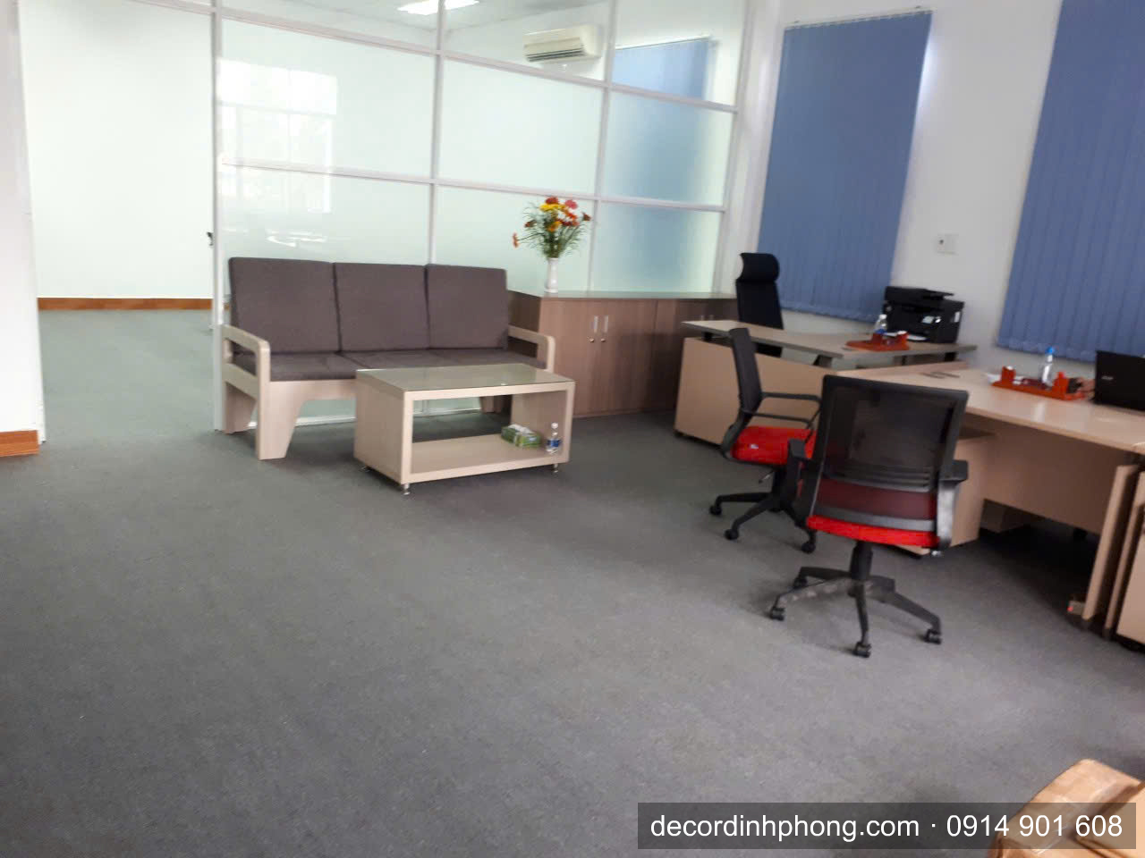 Thảm cuộn trải sàn văn phòng màu xám khu vực tiếp khách