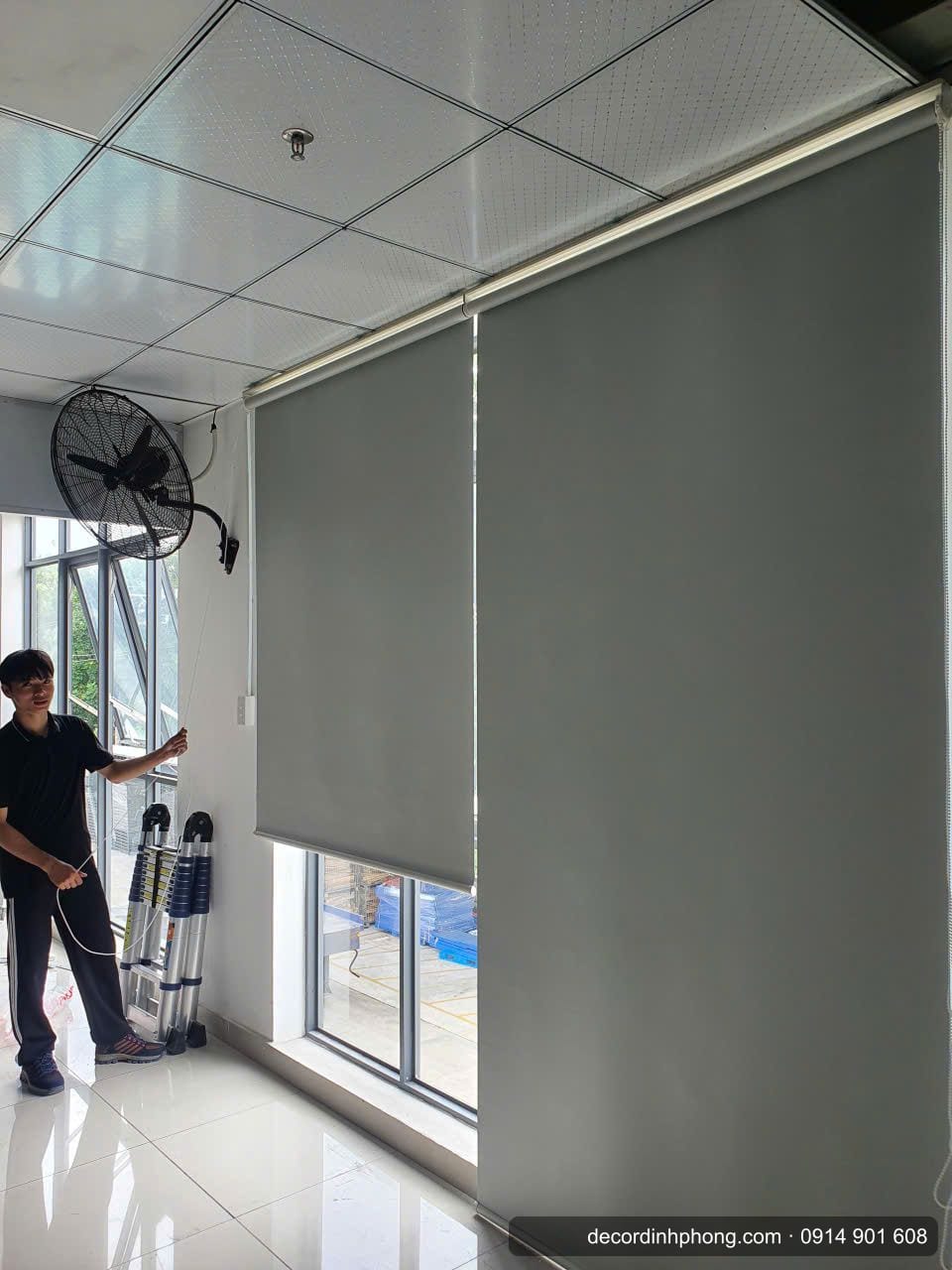Thợ Đỉnh Phong đang lắp đặt rèm cuốn cho khối văn phòng