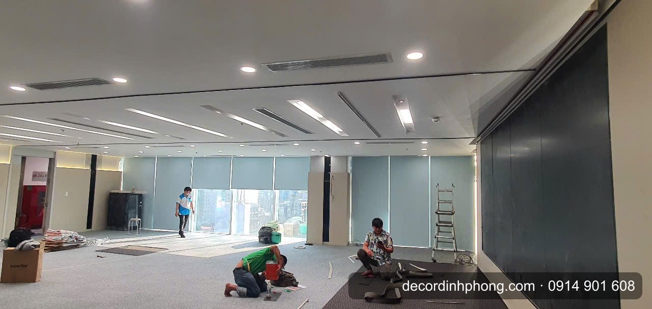Thợ Đỉnh Phong thi công trải thảm cho văn phòng mới