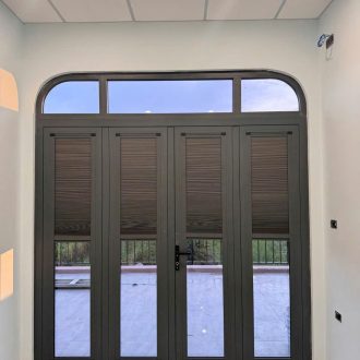 Vách ngăn tổ ong cửa Pháp kính trên