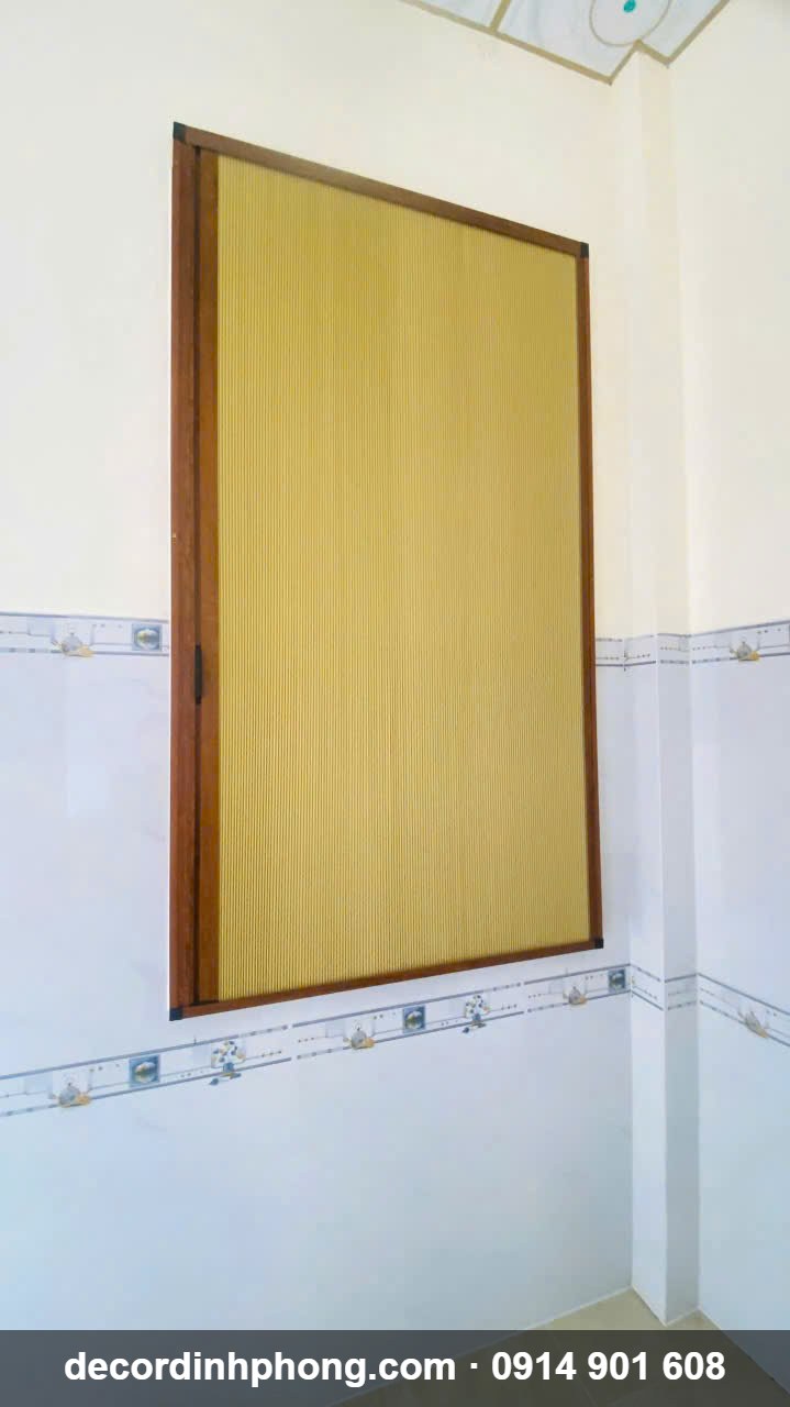 Vách ngăn tổ ong khung gỗ che ô cửa, lắp đặt tại Long Khánh