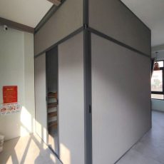 Vách ngăn tổ ong xám tạo phòng riêng góc nhà