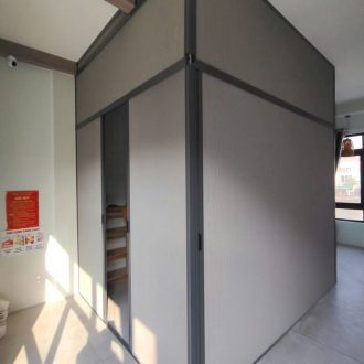 Vách ngăn tổ ong xám tạo phòng riêng góc nhà