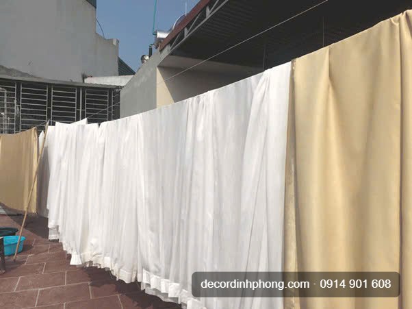 Rèm cửa phơi khô trên sân thượng sau khi giặt