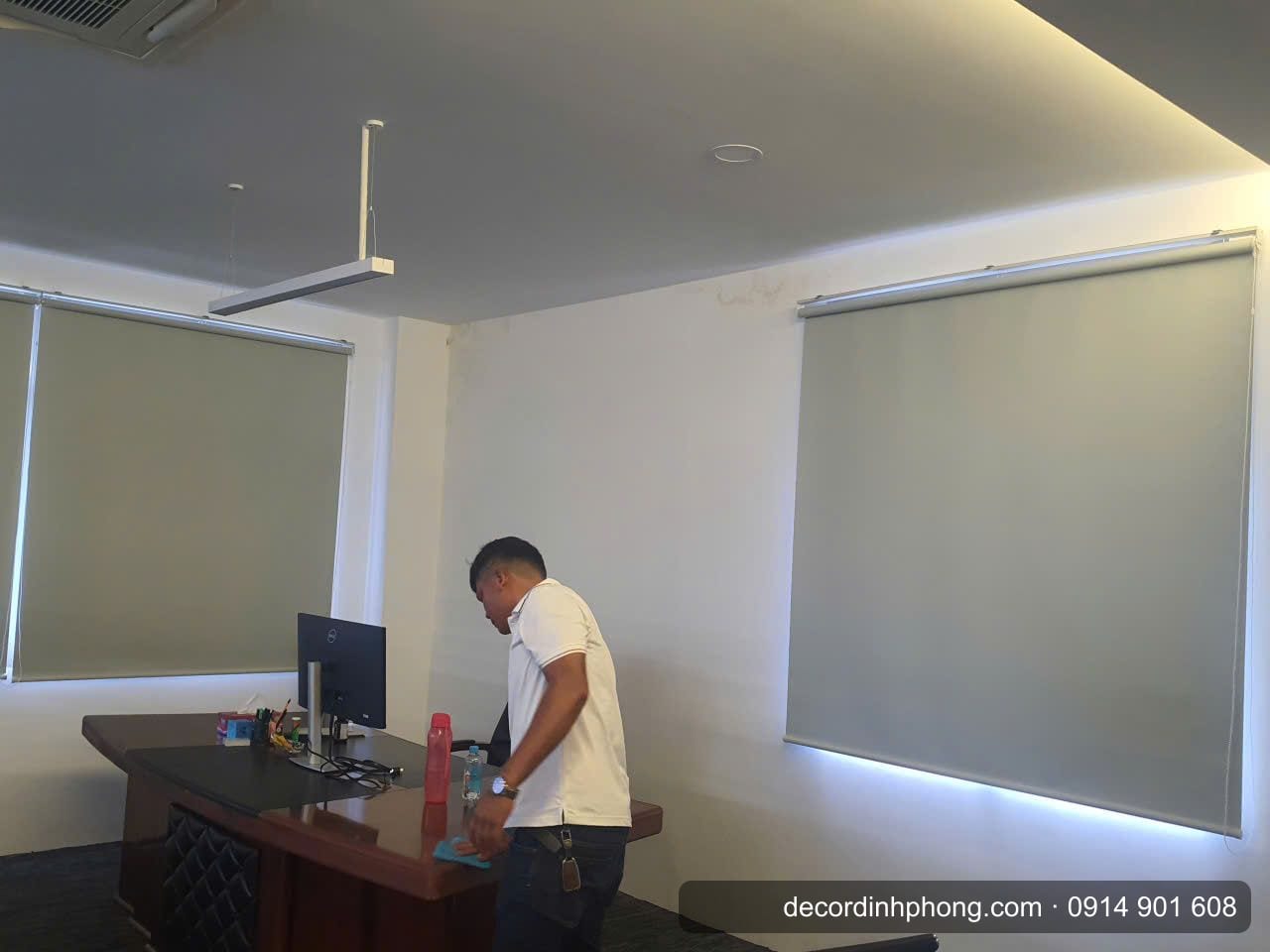 Nhân viên Đỉnh Phong tháo và vệ sinh rèm cuốn cho phòng làm việc